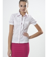 женская блузка белого цвета с коротким и рюшами