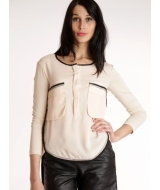 женская блузка кремового цвета с накладными карманами и темной окантовкой