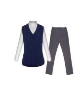 Комплект из синей жилетки, серых брюк и белой блузки с длинным рукавом