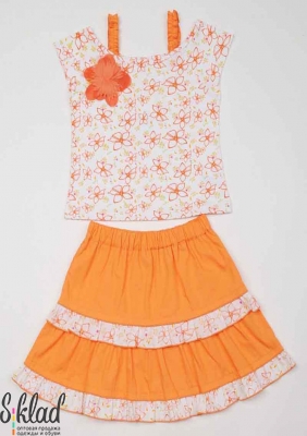 Костюм из оранжевой юбки и белого топика с рисунком и большим оранжевым цветком