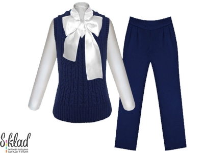 Комплект из синей жилетки, синих брюк и блузки с длинным рукавом и атласным  бантом