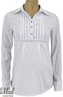 Белая блузка для беременных украшена плиссировкой