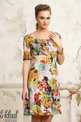 женское платье с завышенной линией талии из ткани с цветочным узором